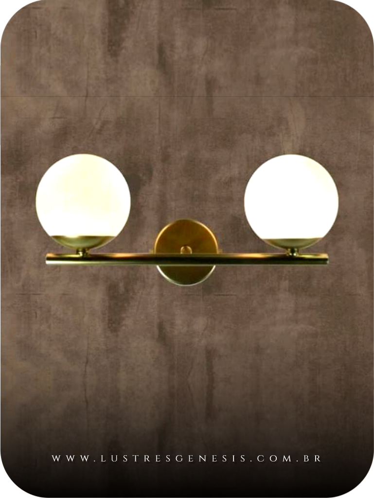 Arandela simples horizontal com dois globos leitosos em ambiente interno. Lustres Gênesis loja online de Lustres e Iluminação Decorativa